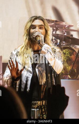 Il Tokio Hotel si esibisce con la più grande folla di pubblico e spettacolo del Regno Unito fino ad oggi all'Eventim Apollo, Londra 24/03/25 Foto Stock