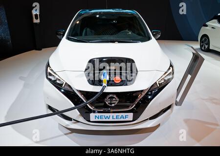 Ricarica auto Nissan Leaf al Salone dell'Auto di Bruxelles. Belgio - 10 gennaio 2018. Foto Stock