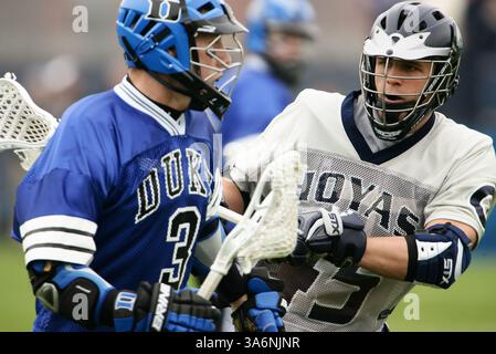 Duke e Georgetown giocatori in azione durante una partita di lacrosse della Division I. Solo per uso editoriale. Uso commerciale vietato. Foto Stock