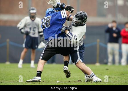 I giocatori di Duke e Georgetown si impegnano in un faceoff durante una partita di lacrosse della Division I. Solo per uso editoriale. Uso commerciale vietato. Foto Stock