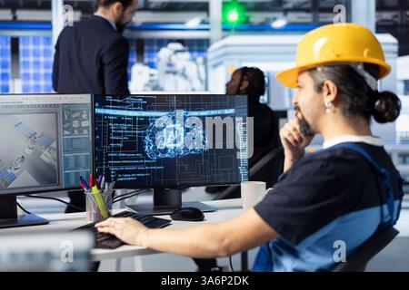 Progettazione di modelli di intelligenza artificiale presso la workstation di uno stabilimento di produzione di pannelli solari per identificare i problemi di produzione. Operaio in fabbrica che utilizza l'apprendimento automatico per migliorare l'ottimizzazione dei processi Foto Stock