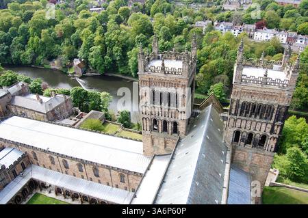 Twin Western Towers of Durham Cathedral, vista dall'alto. Guardando in basso sul fiume Wear, che divide l'antica città di Durham. Foto Stock