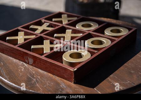 I giochi da tavolo del caso, tra cui il TIC tac Toe, sono allestiti in grandi dimensioni per intrattenere gli ospiti della festa. Foto Stock