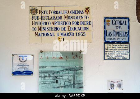 ALMAGRO, SPAGNA - 7 DICEMBRE 2019: Cartelli all'ingresso del Corral de Comedias de Almagro ("Teatro cortile di Almagro"), situato in Plaza Mayor Foto Stock
