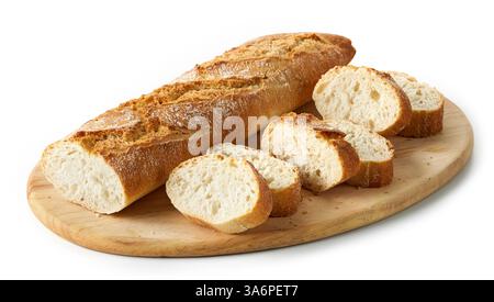baguette appena sfornate su tagliere in legno isolata su sfondo bianco Foto Stock