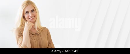 La concezione di successo. Businesslady presso il suo posto di lavoro in ufficio Foto Stock