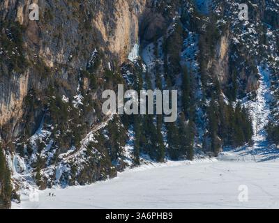 Veduta aerea invernale del Lago di Braies ghiacciato nelle Dolomiti, Italia Foto Stock