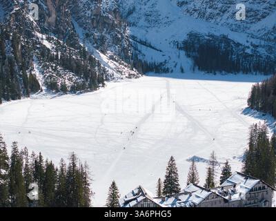 Veduta aerea invernale del Lago di Braies ghiacciato nelle Dolomiti, Italia Foto Stock