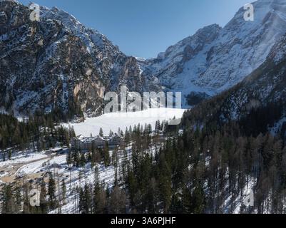 Veduta aerea invernale del Lago di Braies ghiacciato nelle Dolomiti, Italia Foto Stock