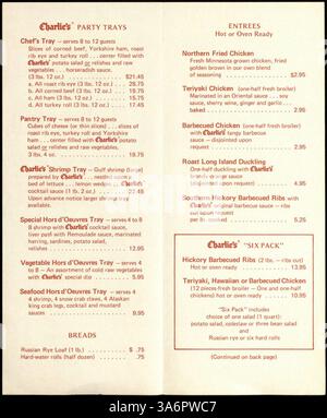 Questo menu di 1976 piatti del Charlie's Cafe Exceptionale elenca vari piatti, tra cui vassoi per feste, pane, antipasti e dessert. stampato su carta bianca piegata in due parti con caratteri rossi. Foto Stock