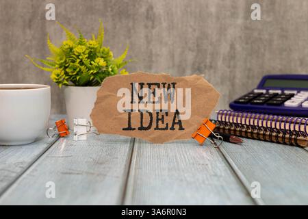 I vecchi modi non aprono nuove porte. Citazione motivazionale. Concetto di innovazione e creatività scritto su un cartello in ferro grunge Foto Stock