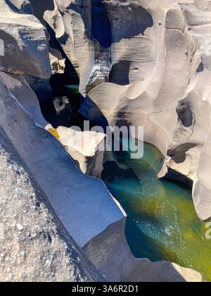 Canyon con fiume turchese che scorre e formazioni rocciose erose Foto Stock