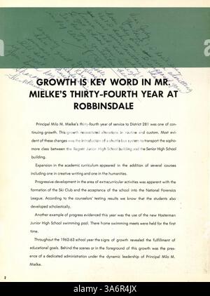 L'annuario Robin del 1963 della Robbinsdale High School presenta una documentazione dettagliata di studenti, docenti, sport e attività durante l'anno scolastico 1962-1963. Foto Stock
