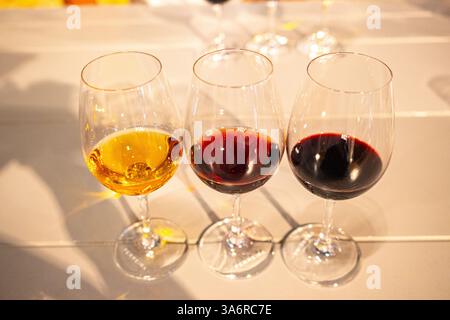 Tre bicchieri di vino di Porto a Porto, in Portogallo, durante una degustazione in una sala botte. Foto Stock