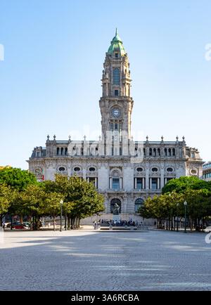 Foto dell'ingresso principale del Câmara Municipal do Porto, o del municipio. E' famoso per la sua torre dell'orologio, sormontata da una caratteristica cupola verde. Foto Stock