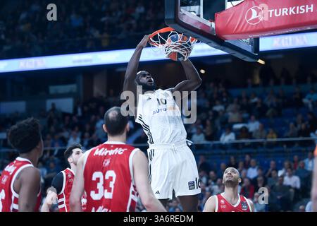 Madrid, Spagna. 25 marzo 2025. L'Usman Garuba (top) del Real Madrid sfugge durante la partita di basket dell'EuroLeague tra il Real Madrid e l'Olimpia Milano a Madrid, Spagna, il 25 marzo 2025. Crediti: Gustavo Valiente/Xinhua/Alamy Live News Foto Stock