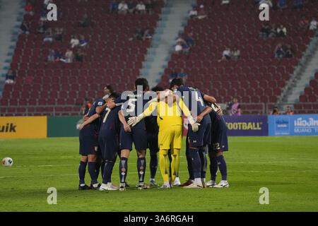 Bangkok, Thailandia. 25 marzo 2025. Giocatori della nazionale thailandese prima del calcio d'inizio della partita della finale di qualificazione dell'Arabia Saudita 2027 della Coppa d'Asia tra Thailandia e Sri Lanka al Rajamangala Stadium il 25 marzo 2025 a Bangkok, Thailandia. (Foto di Teera Noisakran/Sipa USA) credito: SIPA USA/Alamy Live News Foto Stock