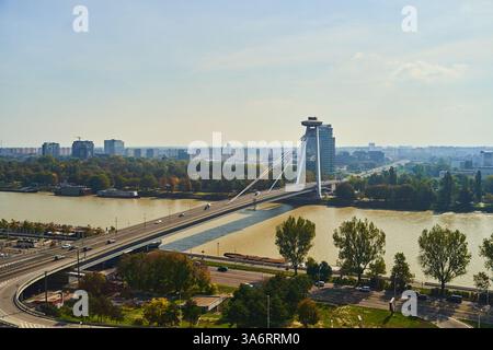Slovacchia, Bratislava - 8 ottobre 2022: Vista dall'alto del Ponte della rivolta Nazionale Slovacca e del Danubio Foto Stock