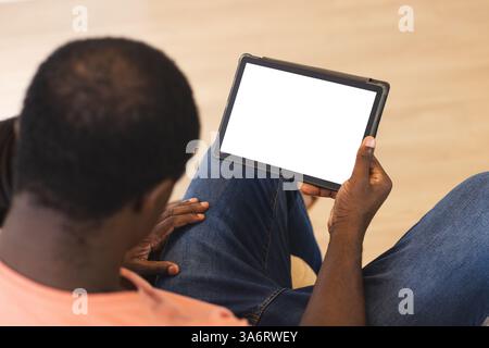 Padre che usa il tablet a casa, sfoglia i contenuti con attenzione e interesse, copia lo spazio Foto Stock Padre che usa il tablet a casa, sfoglia i contenuti con attenzione e interesse, copia lo spazio Foto Stock