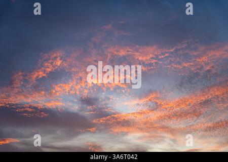 Il panorama è caratterizzato da un cielo acceso e acceso al tramonto. Foto Stock