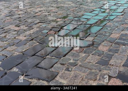 Pavimentazione in pietra bagnata in prospettiva. Sfondi e trame Foto Stock