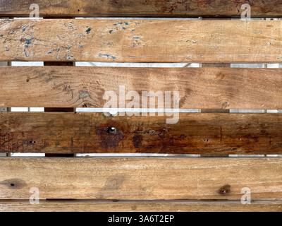 Primo piano di una tavola di legno di colore marrone rustico naturale. Struttura del ponte in legno rustico e resistente agli agenti atmosferici. Sfondo senza interruzioni. Adatto per indust Foto Stock