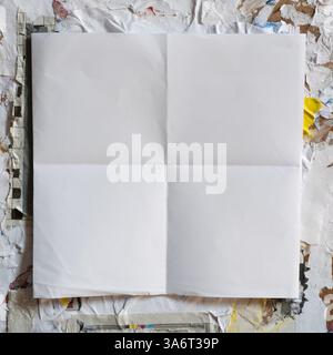 Carta quadrata piegata su una parete sporca Foto Stock