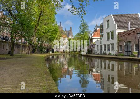 Oudegracht e cortile (canale vecchio) con case tradizionali nel centro della città di Utrecht. Tempo di primavera Foto Stock