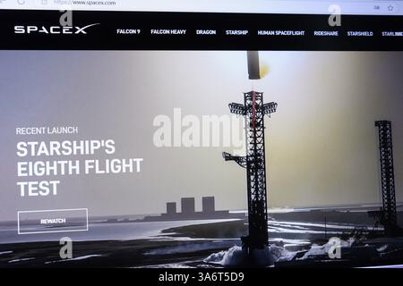 Ottavo lancio di test di volo della navicella spaziale SpaceX al mattino nebbioso con una spettacolare vista sulla torre. Foto Stock