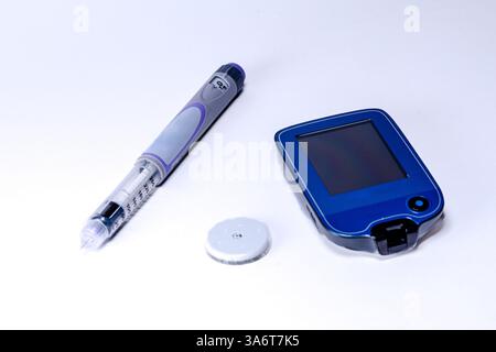 Penna per insulina, sistema di monitoraggio continuo del glucosio e pompa per insulina che rappresenta la gestione del diabete Foto Stock