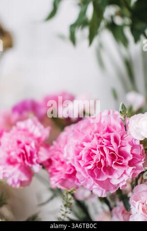 Primo piano di vivaci garofani rosa in un negozio di fiori locale. Mette in risalto la fioritura sostenibile, le fioriture stagionali e le tendenze floreali ecologiche Foto Stock