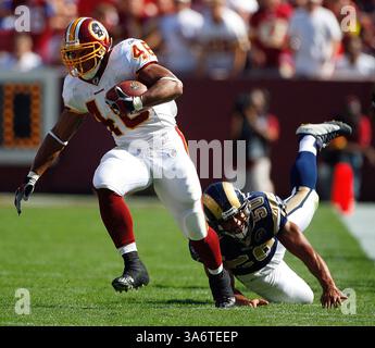 12 ottobre 2008 - i Washington Redskins Ladell Betts (46) eludono il tentativo di tackle dei St. Louis Rams Pisa Tinoisamoa (50) durante la partita giocata al FedEx Field di Landover, Maryland, domenica 12 ottobre 2008. (Harry E. Walker/MCT) (immagine di credito: © Harry E. Walker/MCT/ZUMAPRESS.com) Foto Stock