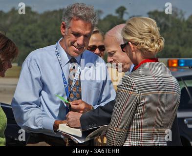 13 ottobre 2008 - il candidato presidenziale repubblicano, il senatore John McCain, firma un libro per Chuck Kays, di Wilmington, mentre arriva all'aeroporto di Wilmington, Carolina del Nord, per una sosta per la campagna il 13 ottobre 2008. (Chuck Liddy/Raleigh News & Observer/MCT) (immagine di credito: © Chuck Liddy/MCT/ZUMAPRESS.com) Foto Stock