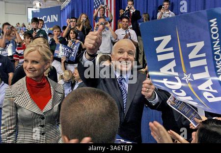 13 ottobre 2008 - il candidato presidenziale repubblicano, il senatore John McCain, lavora alla folla dopo una manifestazione a Wilmington, Carolina del Nord, lunedì 13 ottobre 2008. (Chuck Liddy/Raleigh News & Observer/MCT) (immagine di credito: © Chuck Liddy/MCT/ZUMAPRESS.com) Foto Stock