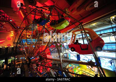 28 novembre 2008 - le famiglie viaggiano su una ruota panoramica alta 60 metri all'interno del negozio Toys R Us di Times Square, New York, 28 novembre 2008. (Alejandra Villa/Newsday/MCT) (immagine di credito: © Alejandra Villa/MCT/ZUMAPRESS.com) Foto Stock