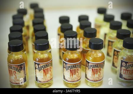 10 ottobre 2013 - Phoenix, Arizona, Stati Uniti - bottiglie di liquido legato alla nicotina che viene trasformato in vapore all'interno di sigarette elettroniche alimentate a batteria, sullo scaffale dell'AZ Vape Club giovedì 10 ottobre 2013 a Phoenix, Arizona. L'AZ Vape Club, un negozio al dettaglio a Phoenix, Arizona, che si rivolge agli utenti di sigarette elettroniche, vende una varietà di "gusti" per i dispositivi. (Immagine di credito: © Doug James/ZUMAPRESS.com) Foto Stock
