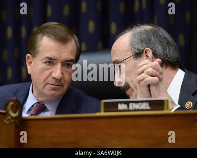 23 gennaio 2013 - Washington, District of Columbia, Stati Uniti d'America - New United States House Committee on Foreign Relations leadership, Chairman ed Royce (Repubblicano della California), Left, e Ranking Member Eliot Engel (Democratico di New York), Right condividono alcuni pensieri durante la testimonianza del Segretario di Stato americano Hillary Rodham Clinton nell'audizione su ''attacco terroristico a Bengasi: The Secretary of State's View'''' a Washington, D.C., D.C. il 23 gennaio 2013. (Immagine di credito: © Ron Sachs/CNP/ZUMAPRESS.com) Foto Stock