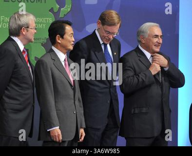 15 novembre 2008 - Washington, District of Columbia, Stati Uniti d'America - Washington, D.C. - 15 novembre 2008 -- Dominique Strauss-Kahn, a destra, regola la sua cravatta come Kevin Rudd, primo Ministro dell'Australia, a sinistra, primo Ministro del Giappone Taro Aso, centro a sinistra, e Robert B. Zoellick, presidente del World Bank Group, centro a destra, guardate mentre si preparano per un'opportunità fotografica con Summit on Financial Markets and the World Economy Leaders al National Building Museum di Washington, D.C. sabato 15 novembre 2008..Credit: Ron Sachs / Pool via CNP (CNP/Ron ZUMAPRESS.com). © Foto Stock