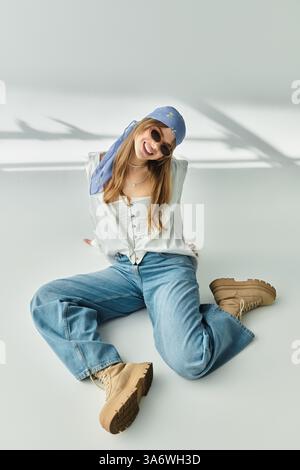 Una giovane donna alla moda sfoggia un vivace outfit primaverile in un elegante ambiente da studio. Foto Stock