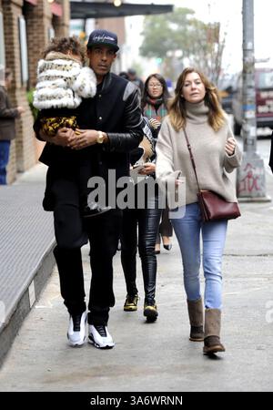 12 novembre 2014 - New York City, NY, Stati Uniti - ACEPIXS.COM....November 12 2014, New York City....l'attrice Ellen Pompeo cammina con suo marito Chris Ivery e sua figlia Stella il 12 novembre 2014 a New York City (immagine di credito: © Curtis Means/Ace Pictures/ZUMA Wire) Foto Stock