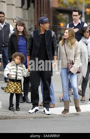 12 novembre 2014 - New York City, NY, Stati Uniti - ACEPIXS.COM....November 12 2014, New York City....l'attrice Ellen Pompeo cammina con suo marito Chris Ivery e sua figlia Stella il 12 novembre 2014 a New York City (immagine di credito: © Curtis Means/Ace Pictures/ZUMA Wire) Foto Stock