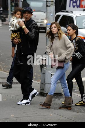 12 novembre 2014 - New York City, NY, Stati Uniti - ACEPIXS.COM....November 12 2014, New York City....l'attrice Ellen Pompeo cammina con suo marito Chris Ivery e sua figlia Stella il 12 novembre 2014 a New York City (immagine di credito: © Curtis Means/Ace Pictures/ZUMA Wire) Foto Stock