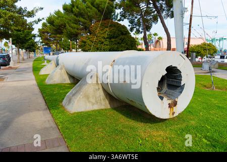 Los Angeles, California - 25 dicembre 2024: Cannone da 16 pollici della USS New Jersey (BB-62) esposto su un prato verde a Los Angeles, S. Foto Stock