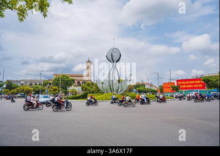 Ingorgo di motociclette sulla rotatoria di Nha Trang Vietnam. Nha Trang, Vietnam - 4 novembre 2024. Foto Stock