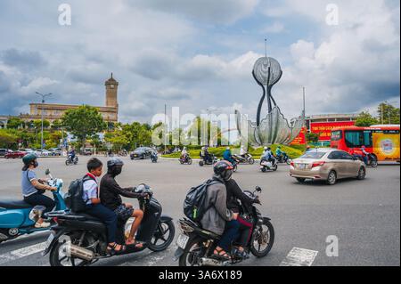 Ingorgo di motociclette sulla rotatoria di Nha Trang Vietnam. Nha Trang, Vietnam - 4 novembre 2024. Foto Stock
