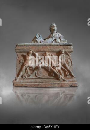 Piccola urna cineraria funeraria etrusca (cineraria) raffigurante una donna sdraiata in stile kline sul coperchio, stile ellenistico, di chiusi II secolo a.C., con re Foto Stock