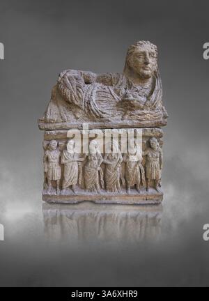 Piccola urna cineraria funeraria etrusca (cineraria) raffigurante una donna sdraiata in stile kline sul coperchio, stile ellenistico, di chiusi II secolo a.C., con re Foto Stock