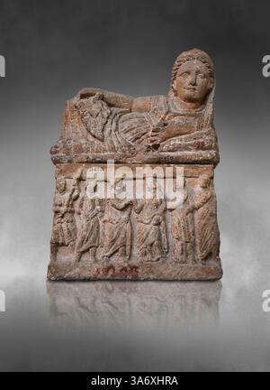 Piccola urna cineraria funeraria etrusca (cineraria) raffigurante una donna sdraiata in stile kline sul coperchio, stile ellenistico, di chiusi II secolo a.C., con re Foto Stock