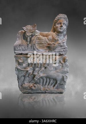 Piccola urna cineraria funeraria etrusca (cineraria) raffigurante una donna sdraiata in stile kline sul coperchio, stile ellenistico, di chiusi II secolo a.C., con re Foto Stock