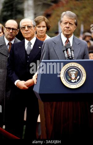 29 novembre 1978; Washington, DC, USA; il presidente DEGLI STATI UNITI JIMMY CARTER (R) e il primo ministro tunisino HEDI AMIRA NOURIA (2° a L) si incontrano a Washington DC. Foto Stock
